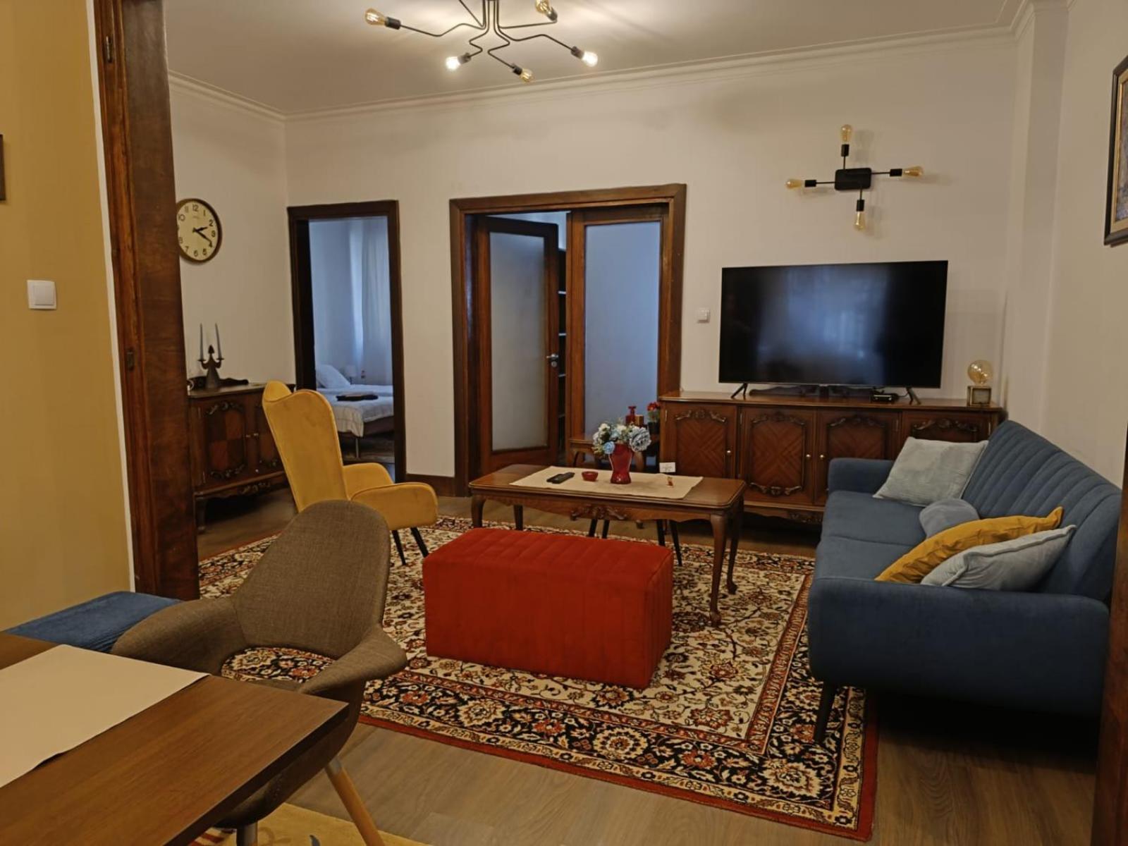 Centre Stylish With Private Backyard *