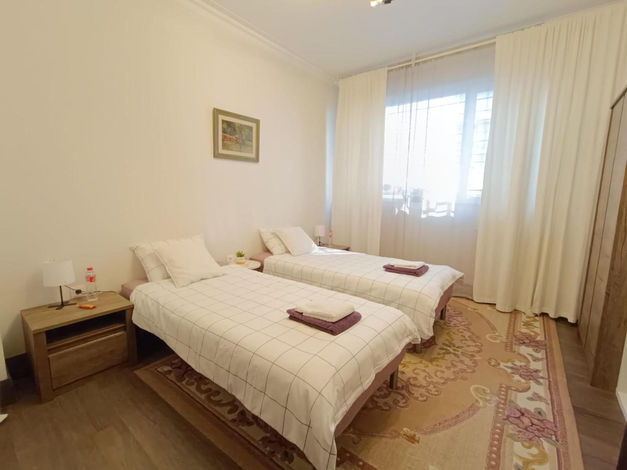 Centre Stylish With Private Backyard Apartament